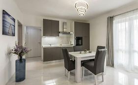 Royal Silver Apartment